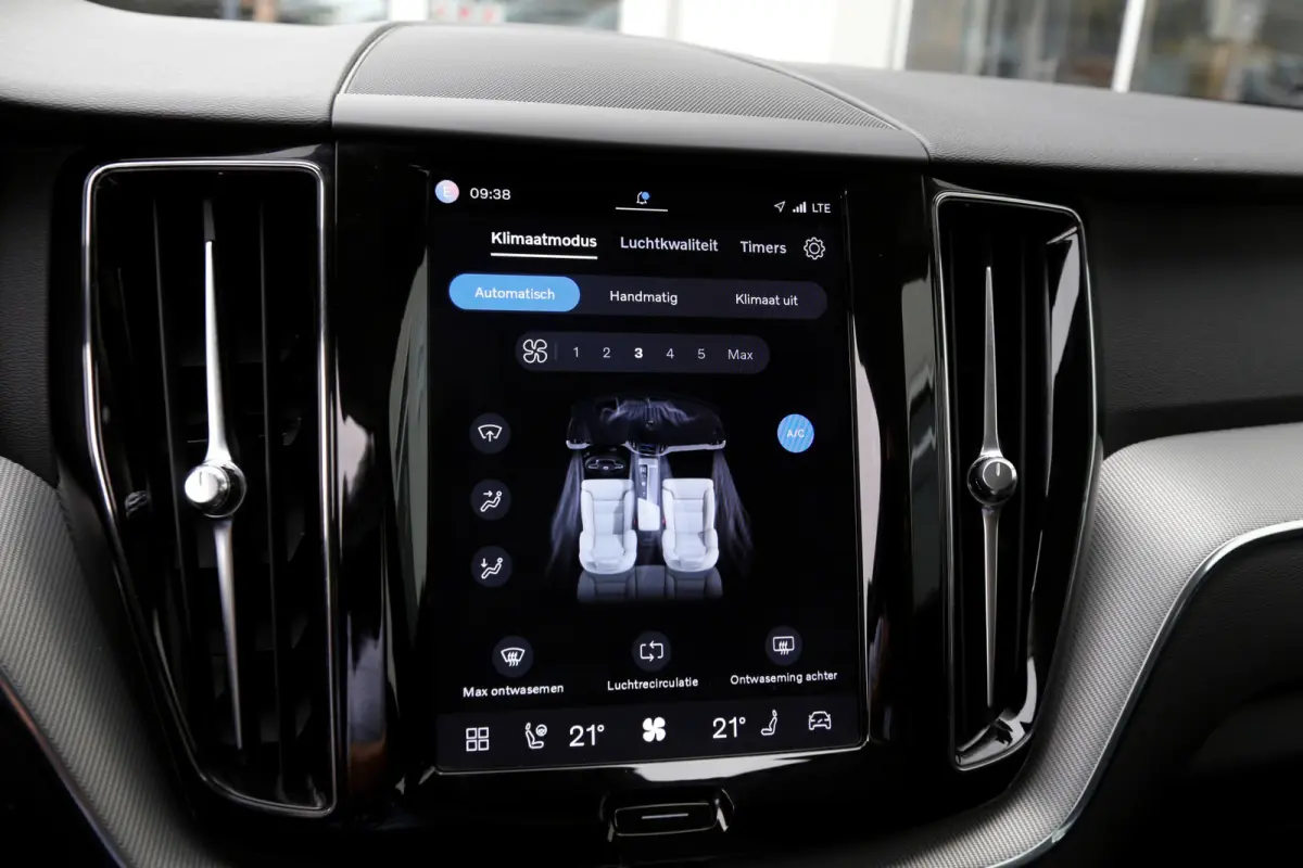 2.0 T6 Plug-in hybrid Long Range AWD Plus Dark*Perfect Volvo Onderh.*Pano/Elek. Trekhaak/Sport Stoelen Leder/Stoelverw.V+A/Stuurverw./Camera/Memorie/Parkeersens.V+A/19 inch LM*