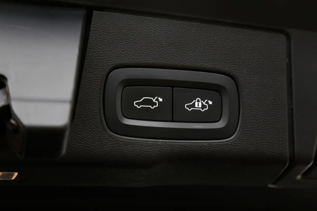 2.0 T6 Plug-in hybrid Long Range AWD Plus Dark*Perfect Volvo Onderh.*Pano/Elek. Trekhaak/Sport Stoelen Leder/Stoelverw.V+A/Stuurverw./Camera/Memorie/Parkeersens.V+A/19 inch LM*