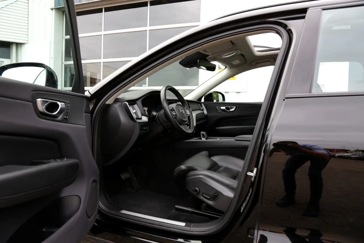 2.0 T6 Plug-in hybrid Long Range AWD Plus Dark*Perfect Volvo Onderh.*Pano/Elek. Trekhaak/Sport Stoelen Leder/Stoelverw.V+A/Stuurverw./Camera/Memorie/Parkeersens.V+A/19 inch LM*