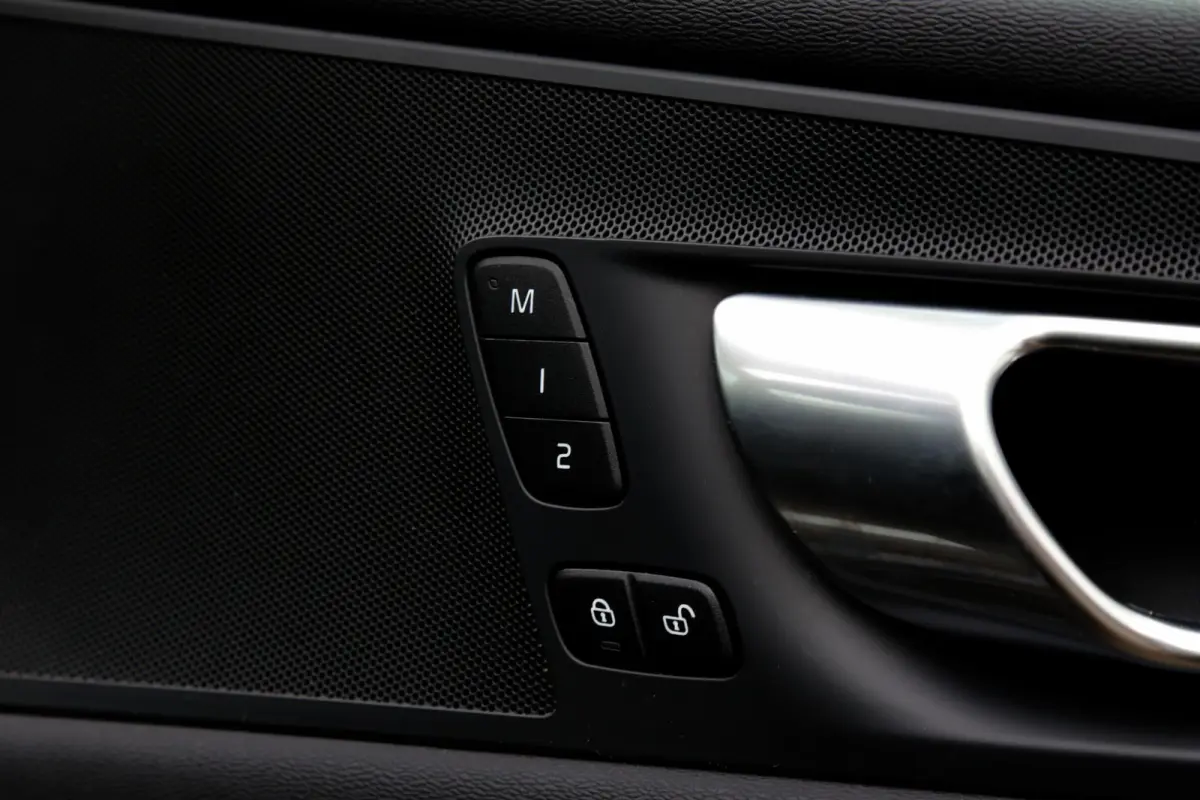 2.0 T6 Plug-in hybrid Long Range AWD Plus Dark*Perfect Volvo Onderh.*Pano/Elek. Trekhaak/Sport Stoelen Leder/Stoelverw.V+A/Stuurverw./Camera/Memorie/Parkeersens.V+A/19 inch LM*