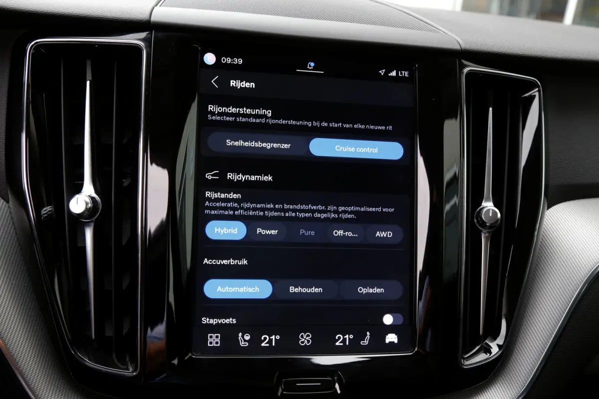 2.0 T6 Plug-in hybrid Long Range AWD Plus Dark*Perfect Volvo Onderh.*Pano/Elek. Trekhaak/Sport Stoelen Leder/Stoelverw.V+A/Stuurverw./Camera/Memorie/Parkeersens.V+A/19 inch LM*