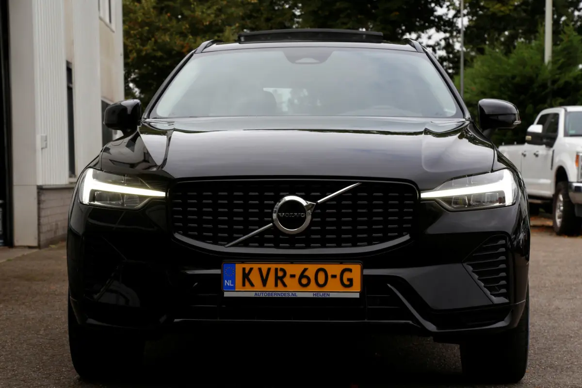2.0 T6 Plug-in hybrid Long Range AWD Plus Dark*Perfect Volvo Onderh.*Pano/Elek. Trekhaak/Sport Stoelen Leder/Stoelverw.V+A/Stuurverw./Camera/Memorie/Parkeersens.V+A/19 inch LM*