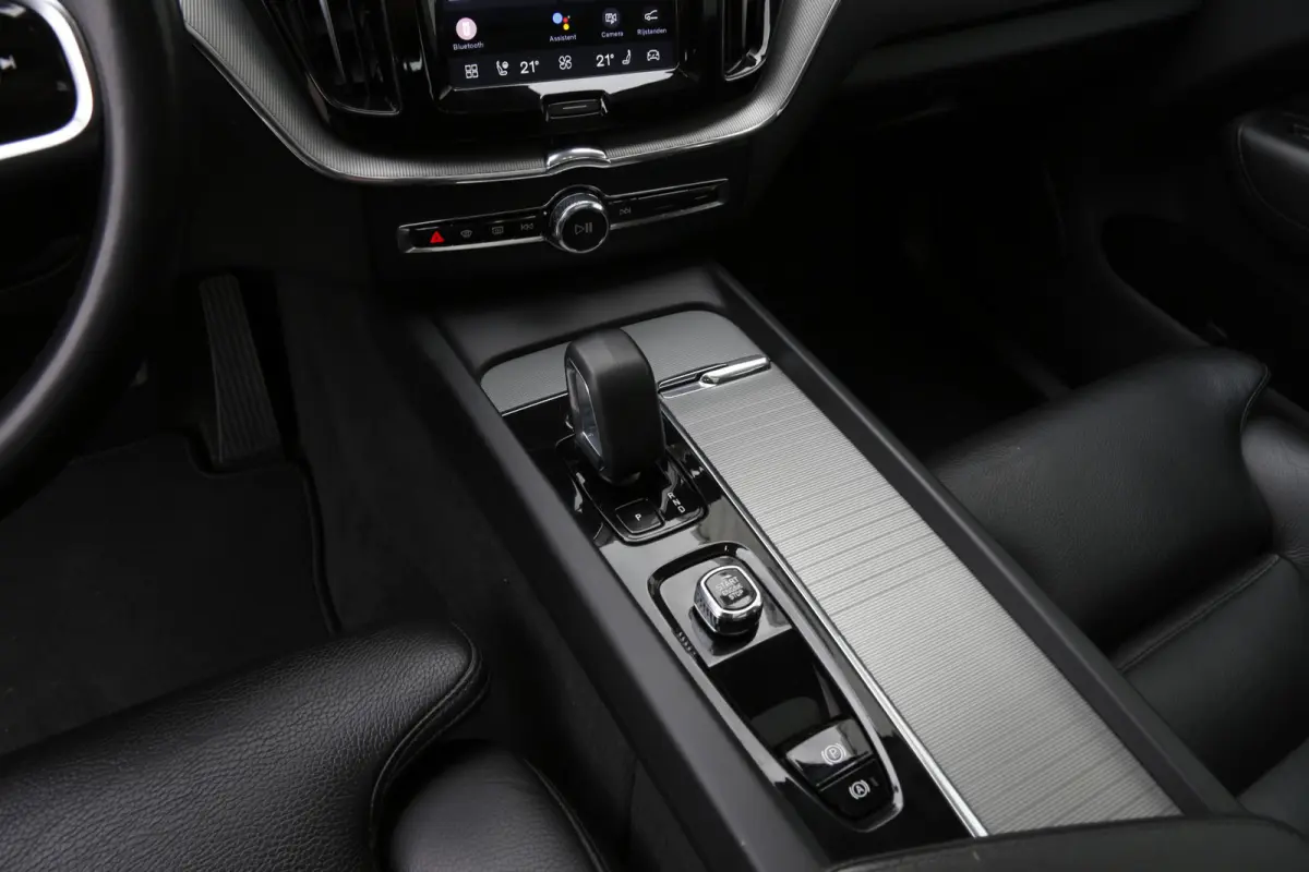 2.0 T6 Plug-in hybrid Long Range AWD Plus Dark*Perfect Volvo Onderh.*Pano/Elek. Trekhaak/Sport Stoelen Leder/Stoelverw.V+A/Stuurverw./Camera/Memorie/Parkeersens.V+A/19 inch LM*