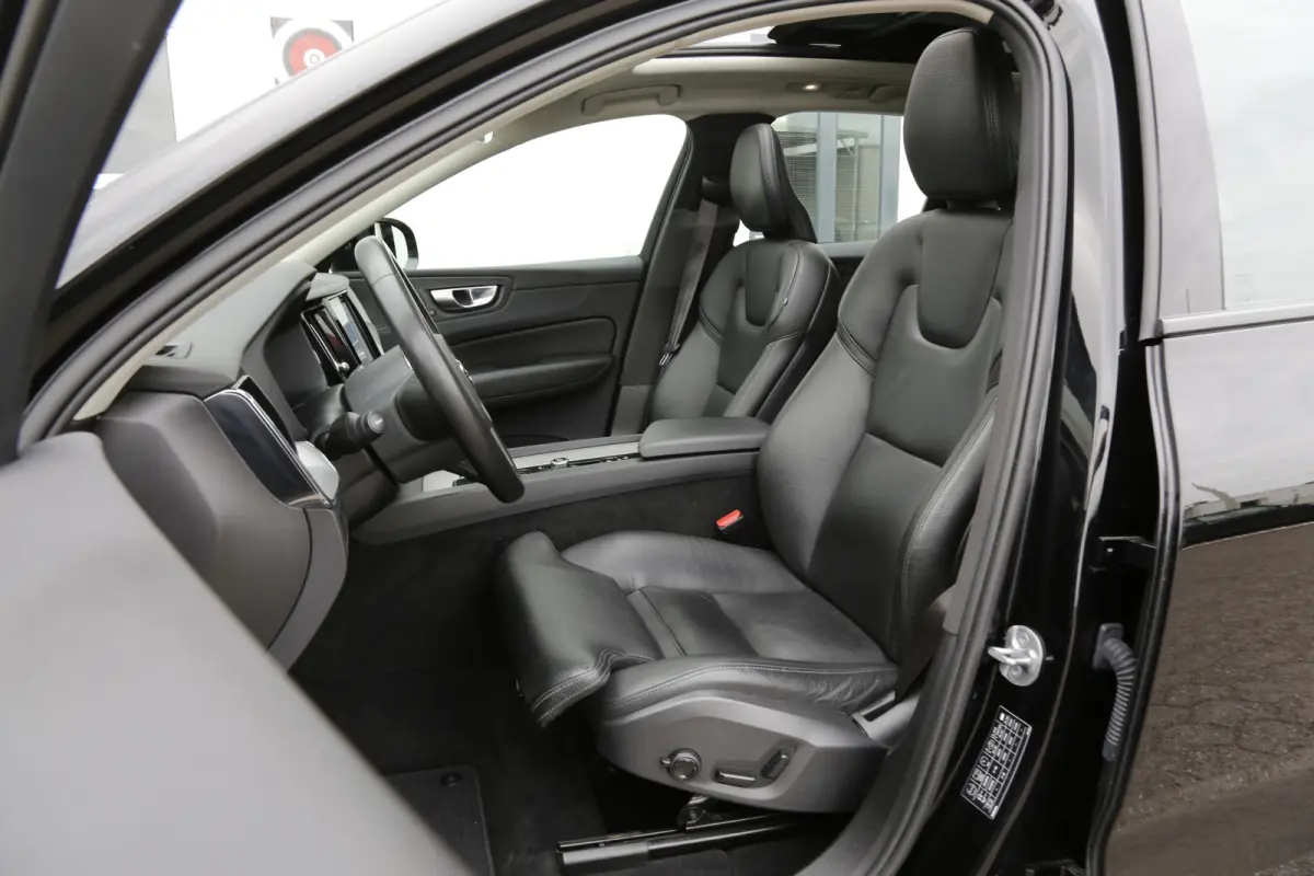 2.0 T6 Plug-in hybrid Long Range AWD Plus Dark*Perfect Volvo Onderh.*Pano/Elek. Trekhaak/Sport Stoelen Leder/Stoelverw.V+A/Stuurverw./Camera/Memorie/Parkeersens.V+A/19 inch LM*