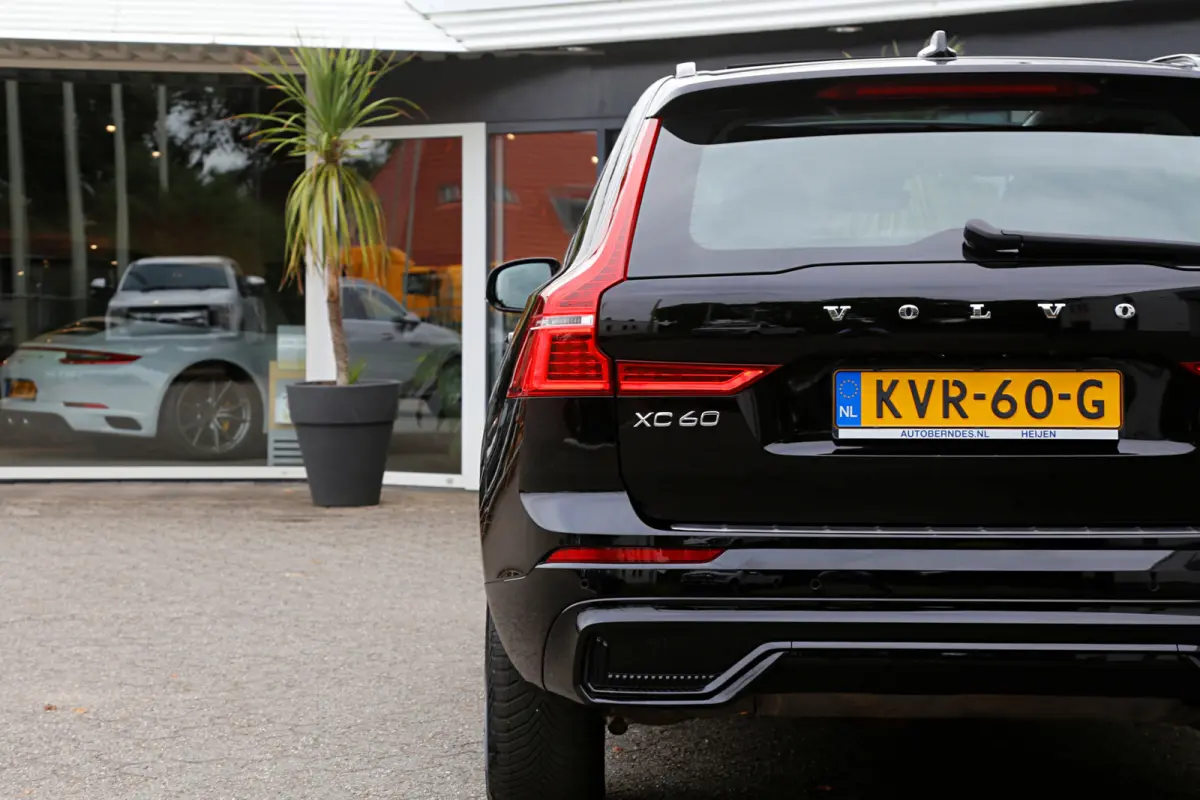 2.0 T6 Plug-in hybrid Long Range AWD Plus Dark*Perfect Volvo Onderh.*Pano/Elek. Trekhaak/Sport Stoelen Leder/Stoelverw.V+A/Stuurverw./Camera/Memorie/Parkeersens.V+A/19 inch LM*