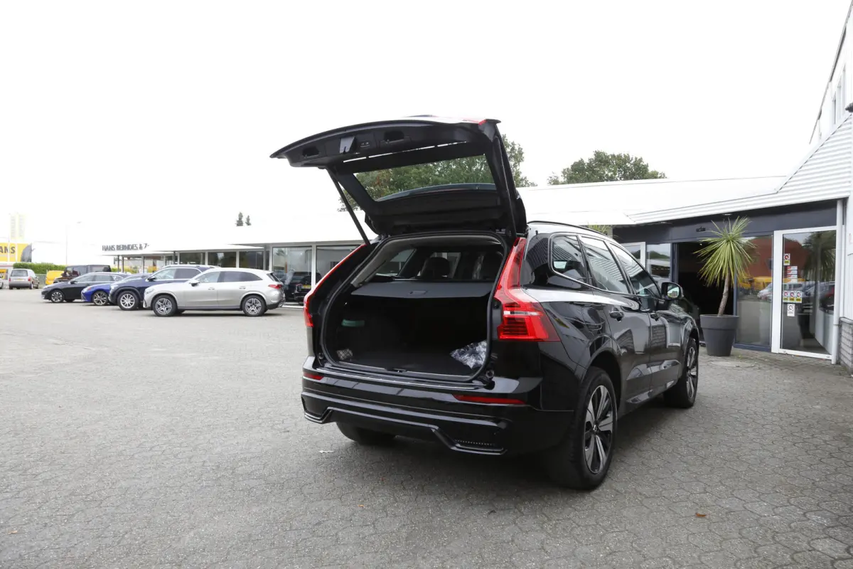 2.0 T6 Plug-in hybrid Long Range AWD Plus Dark*Perfect Volvo Onderh.*Pano/Elek. Trekhaak/Sport Stoelen Leder/Stoelverw.V+A/Stuurverw./Camera/Memorie/Parkeersens.V+A/19 inch LM*