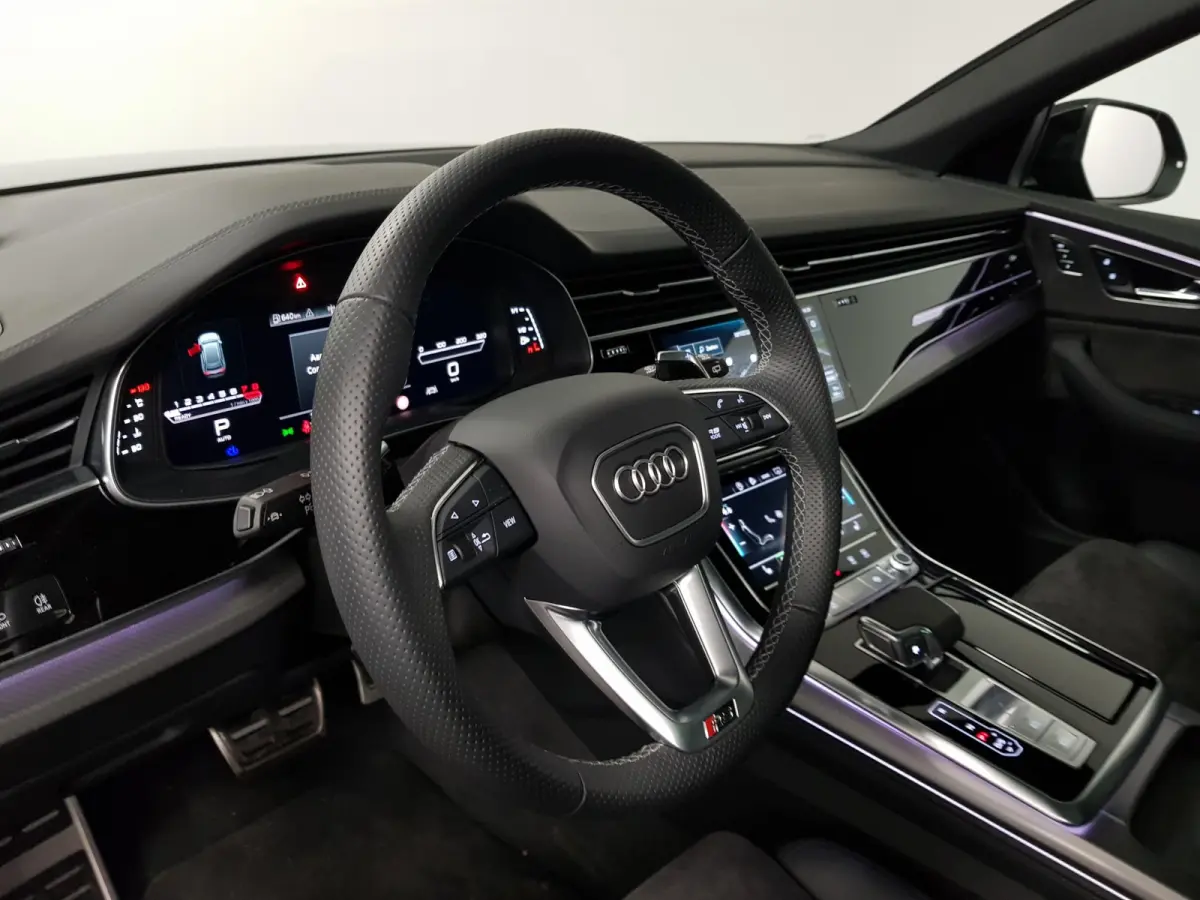 4.0 TFSI RS Q8 Quattro 600pk! Panorama dak Navigatie Electrische achterklep Led Camera Climate Control Parkeer sensoren voor en achter Lichtmetalen Velgen