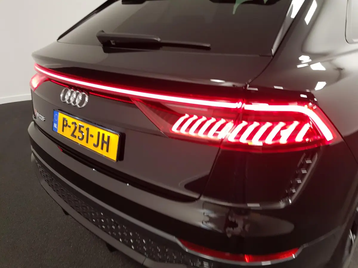 4.0 TFSI RS Q8 Quattro 600pk! Panorama dak Navigatie Electrische achterklep Led Camera Climate Control Parkeer sensoren voor en achter Lichtmetalen Velgen