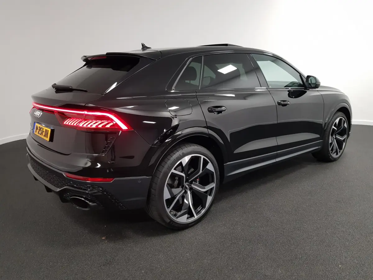 4.0 TFSI RS Q8 Quattro 600pk! Panorama dak Navigatie Electrische achterklep Led Camera Climate Control Parkeer sensoren voor en achter Lichtmetalen Velgen