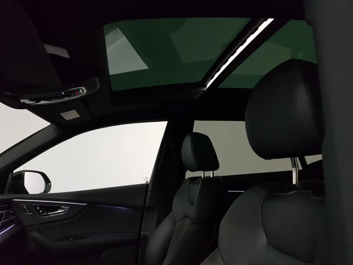 4.0 TFSI RS Q8 Quattro 600pk! Panorama dak Navigatie Electrische achterklep Led Camera Climate Control Parkeer sensoren voor en achter Lichtmetalen Velgen