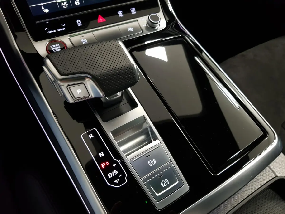 4.0 TFSI RS Q8 Quattro 600pk! Panorama dak Navigatie Electrische achterklep Led Camera Climate Control Parkeer sensoren voor en achter Lichtmetalen Velgen