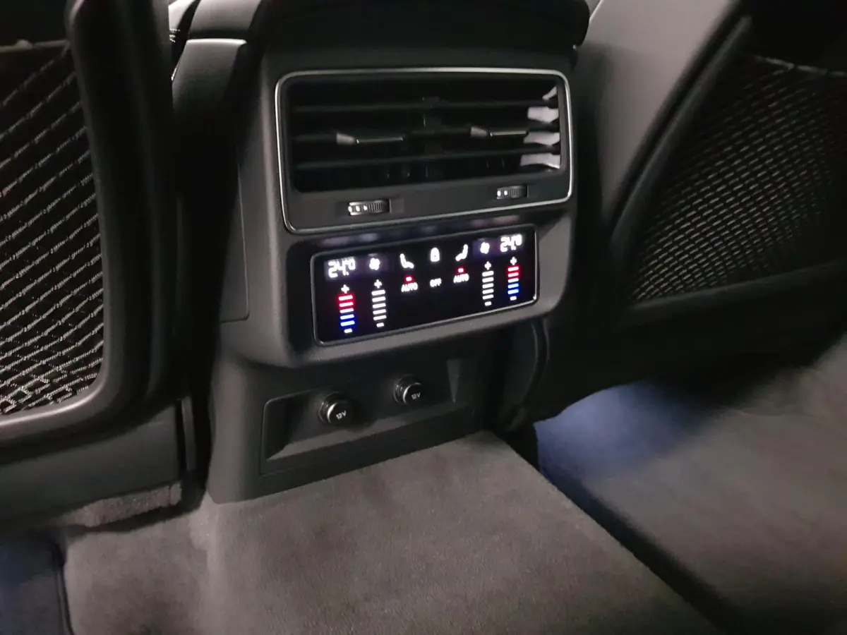 4.0 TFSI RS Q8 Quattro 600pk! Panorama dak Navigatie Electrische achterklep Led Camera Climate Control Parkeer sensoren voor en achter Lichtmetalen Velgen