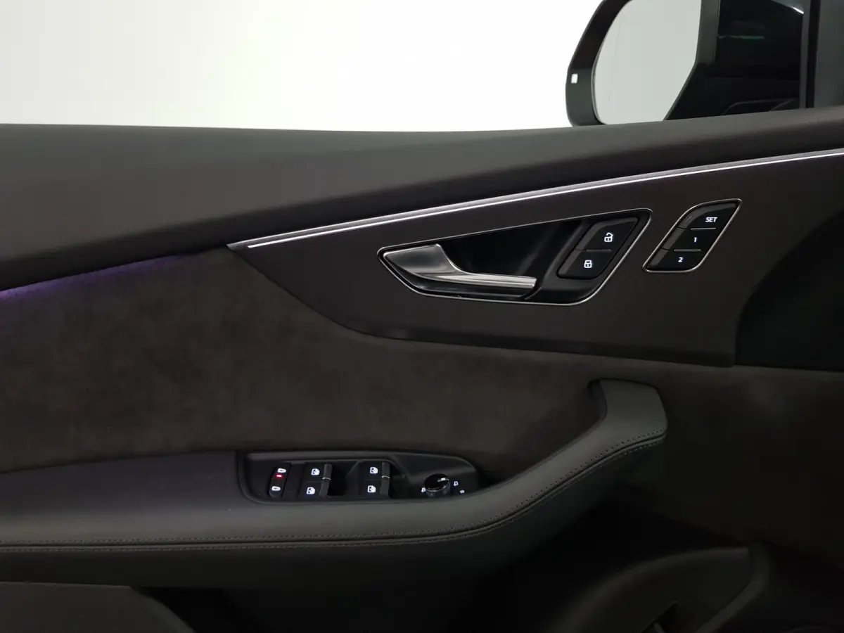 4.0 TFSI RS Q8 Quattro 600pk! Panorama dak Navigatie Electrische achterklep Led Camera Climate Control Parkeer sensoren voor en achter Lichtmetalen Velgen