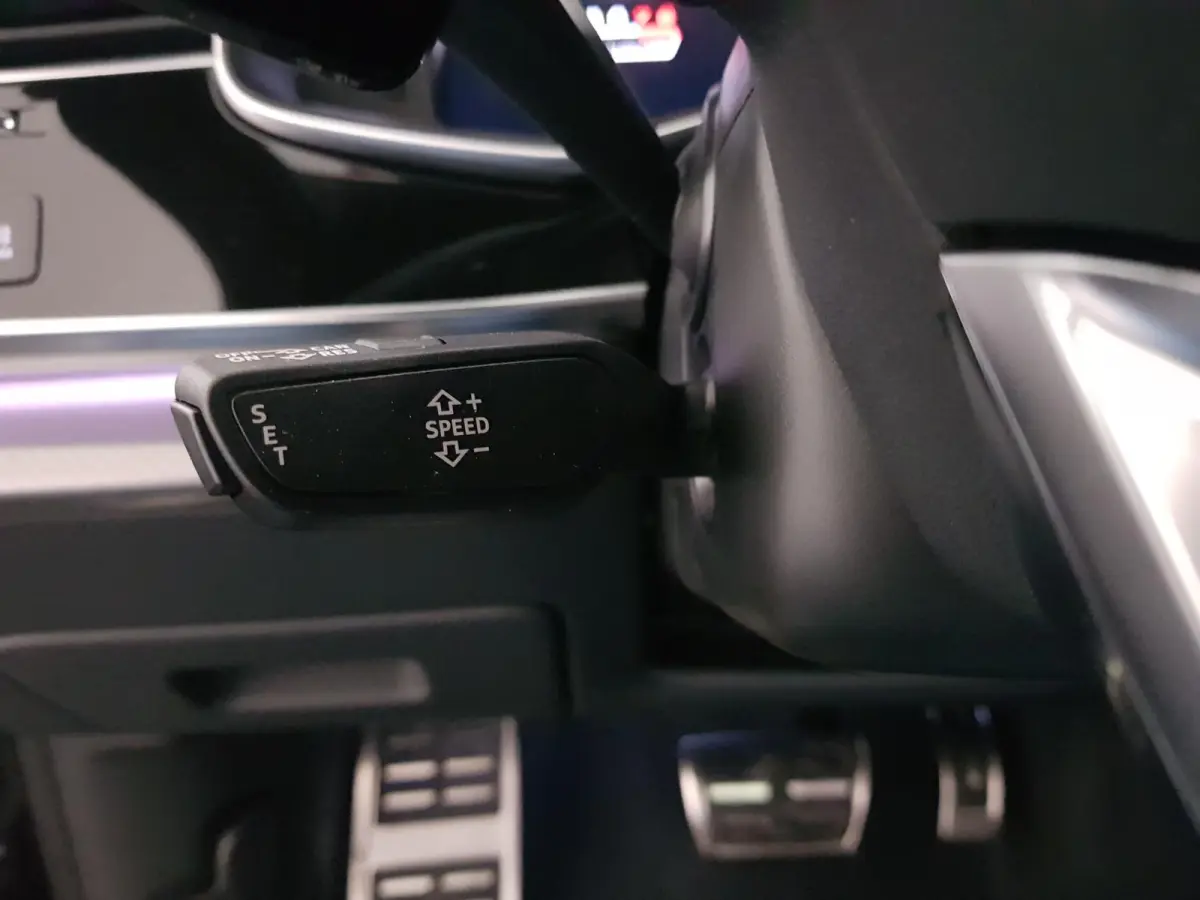 4.0 TFSI RS Q8 Quattro 600pk! Panorama dak Navigatie Electrische achterklep Led Camera Climate Control Parkeer sensoren voor en achter Lichtmetalen Velgen