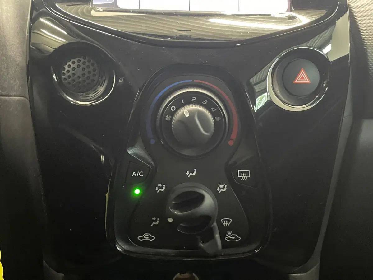 1.0 VTi Feel Airco Navigatie Apple Carplay Android Auto Achteruitrij camera Leder Multifunctioneel stuurwiel