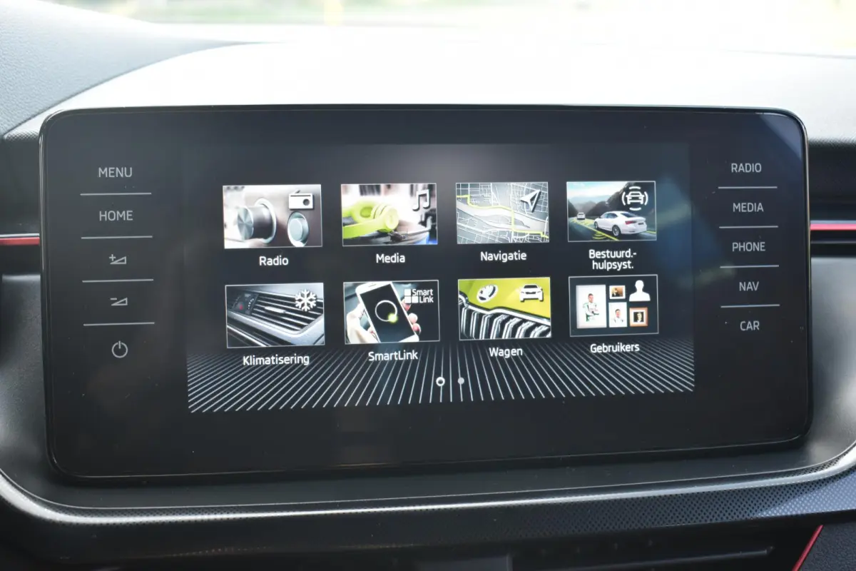 1.0 TSI Sport Business Automaat | 1e Eigenaar | Navi | Apple Carplay/Android Auto | BSM | 12 mnd BOVAG garantie | Whatsapp 06-53188999