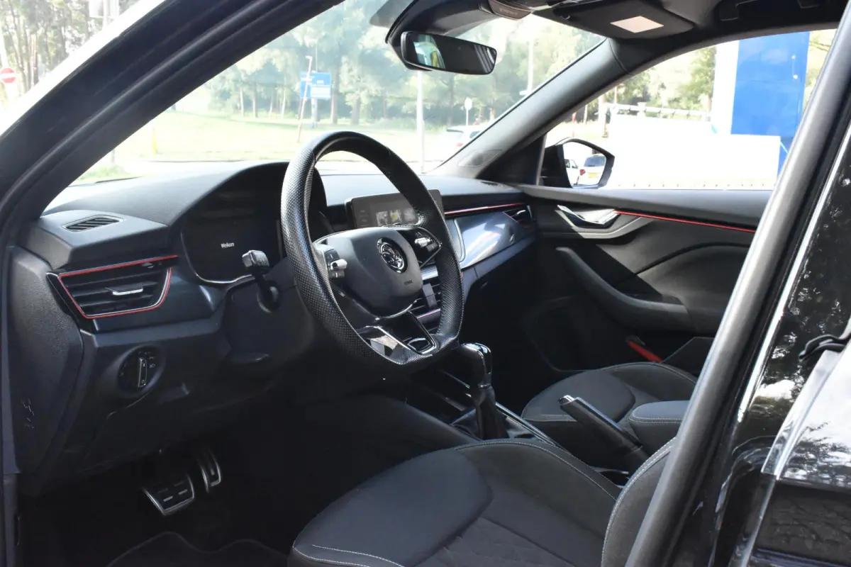 1.0 TSI Sport Business Automaat | 1e Eigenaar | Navi | Apple Carplay/Android Auto | BSM | 12 mnd BOVAG garantie | Whatsapp 06-53188999