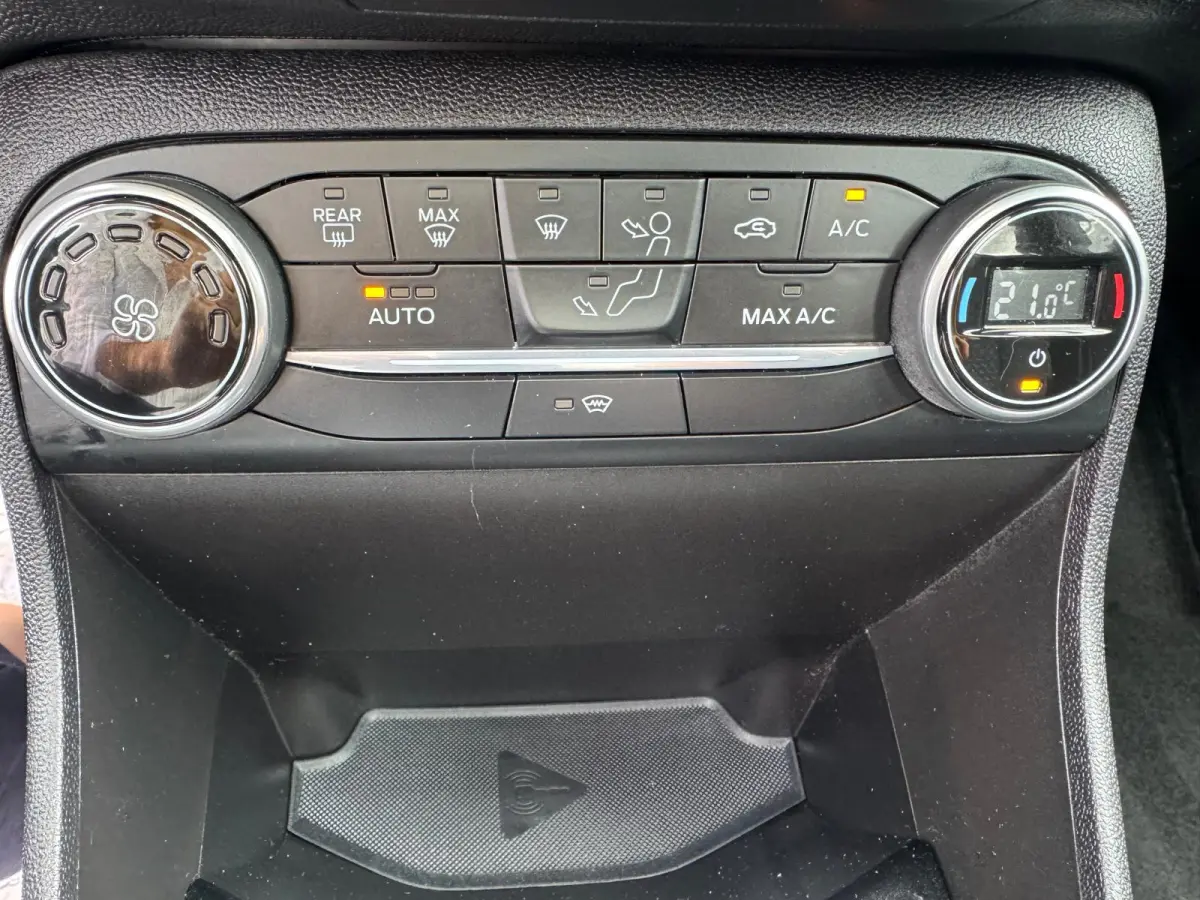 1.0 EcoBoost Titanium | Achteruitrijcamera | Adaptive Cruise Ctrl | Panoramadak | B&O Audiosysteem | Navigatie |
