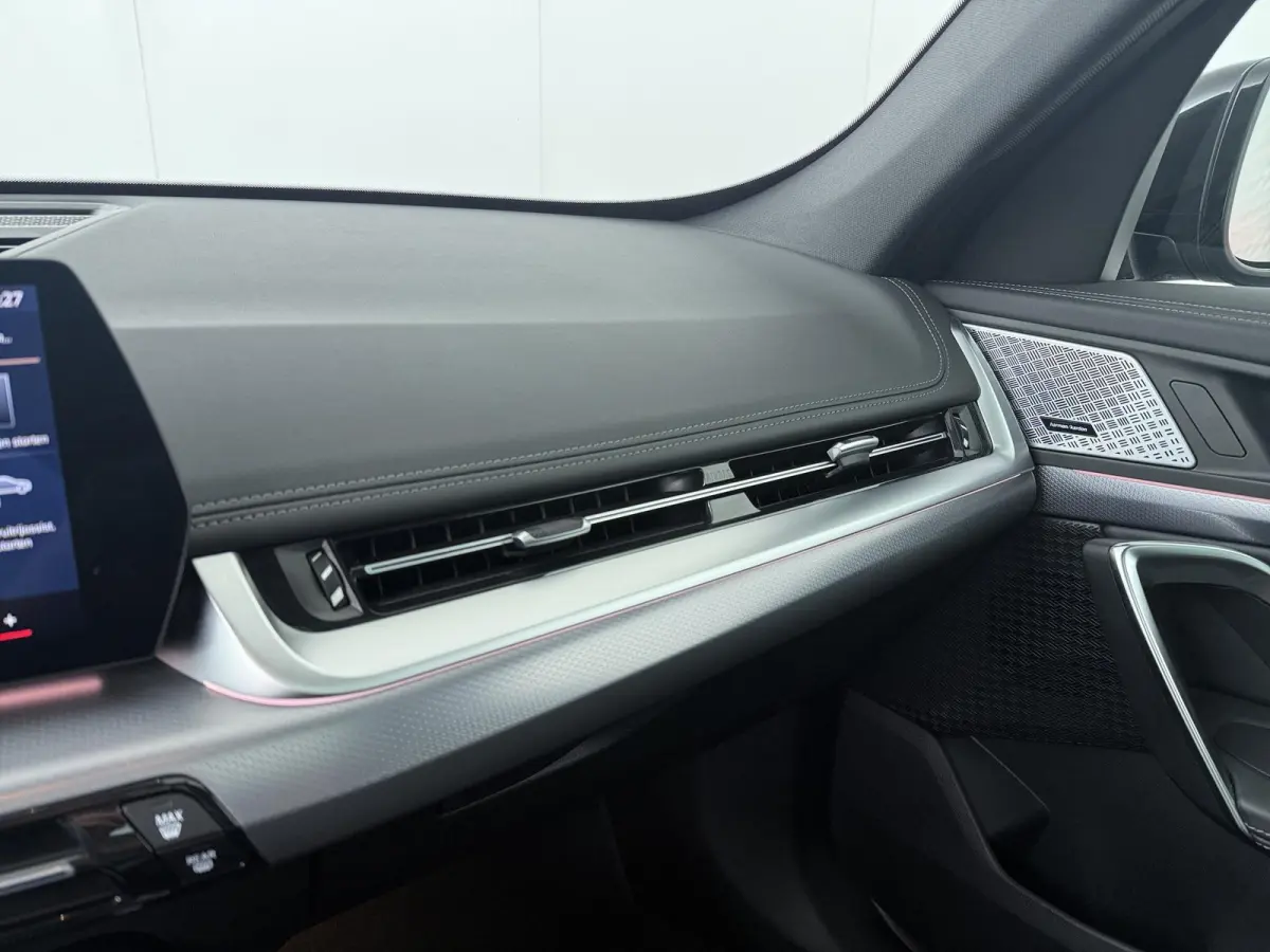 xDrive23i | Trekhaak | Panoramadak | Driving Assistant Plus | Harman Kardon | Stuurwielverwarming |