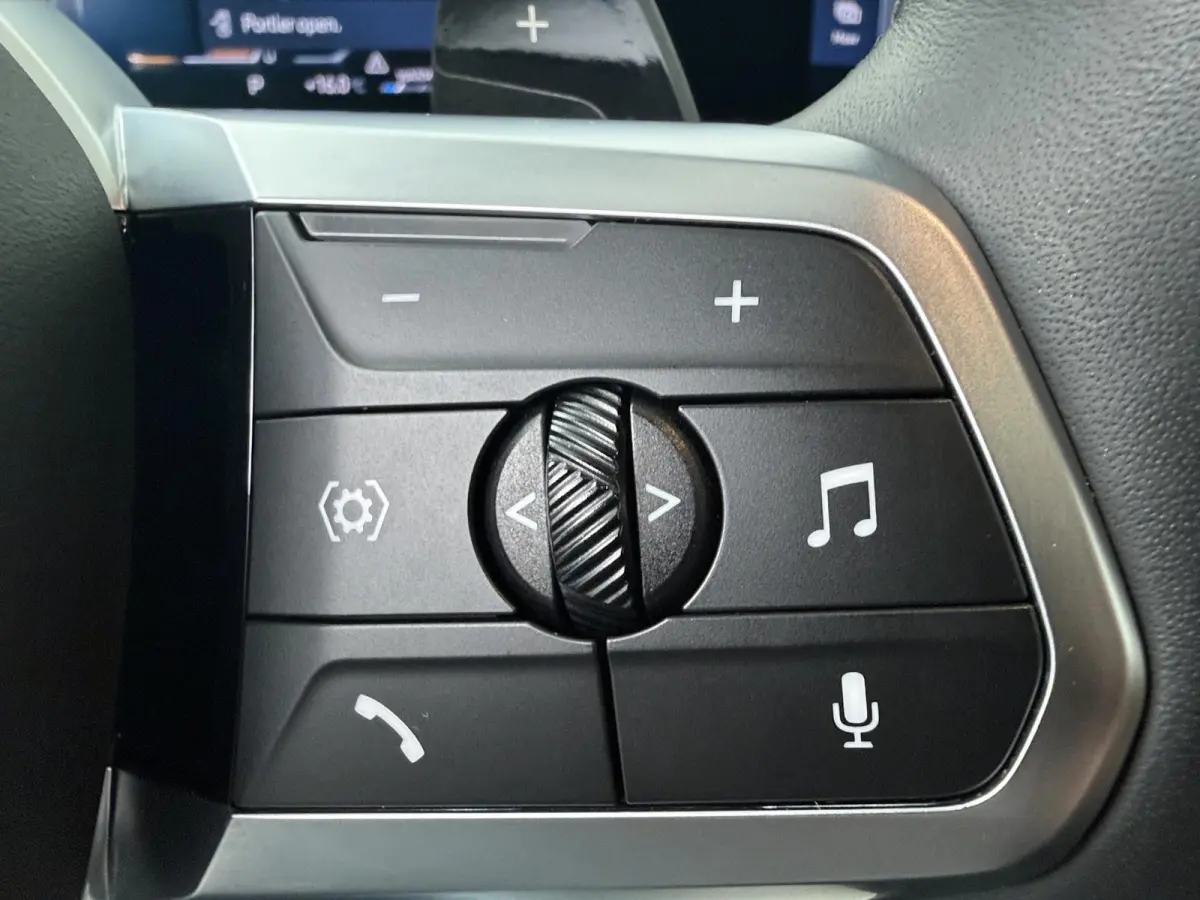 xDrive23i | Trekhaak | Panoramadak | Driving Assistant Plus | Harman Kardon | Stuurwielverwarming |