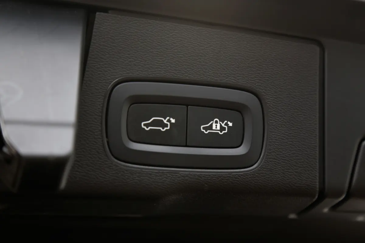 2.0 T6 Plug-in hybrid Long Range AWD Plus Black edition*Perfect Volvo Onderh.*Pano/Elek. Trekhaak/R-Design Stoelen/Stoelverw.V+A/Stuurverw./ACC/Pilot ass./360 Camera/Memorie/BLIS/Parkeersens