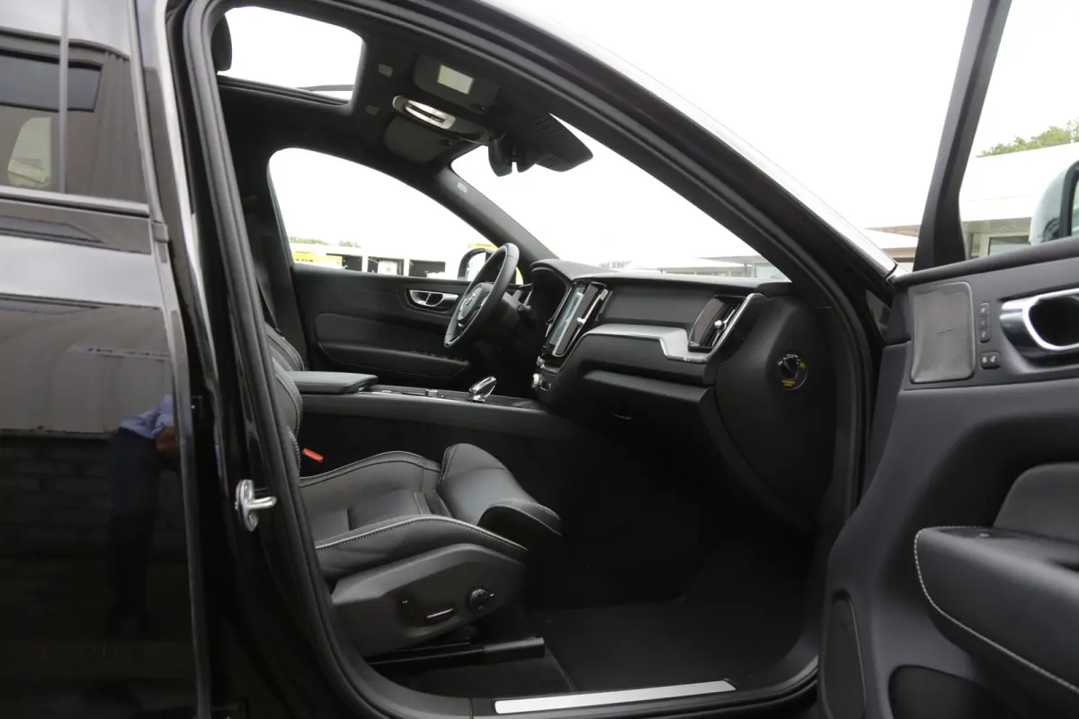 2.0 T6 Plug-in hybrid Long Range AWD Plus Black edition*Perfect Volvo Onderh.*Pano/Elek. Trekhaak/R-Design Stoelen/Stoelverw.V+A/Stuurverw./ACC/Pilot ass./360 Camera/Memorie/BLIS/Parkeersens
