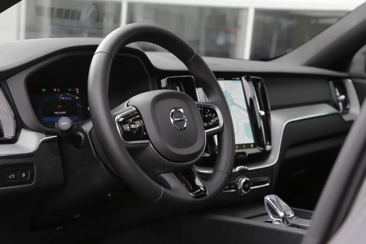 2.0 T6 Plug-in hybrid Long Range AWD Plus Black edition*Perfect Volvo Onderh.*Pano/Elek. Trekhaak/R-Design Stoelen/Stoelverw.V+A/Stuurverw./ACC/Pilot ass./360 Camera/Memorie/BLIS/Parkeersens