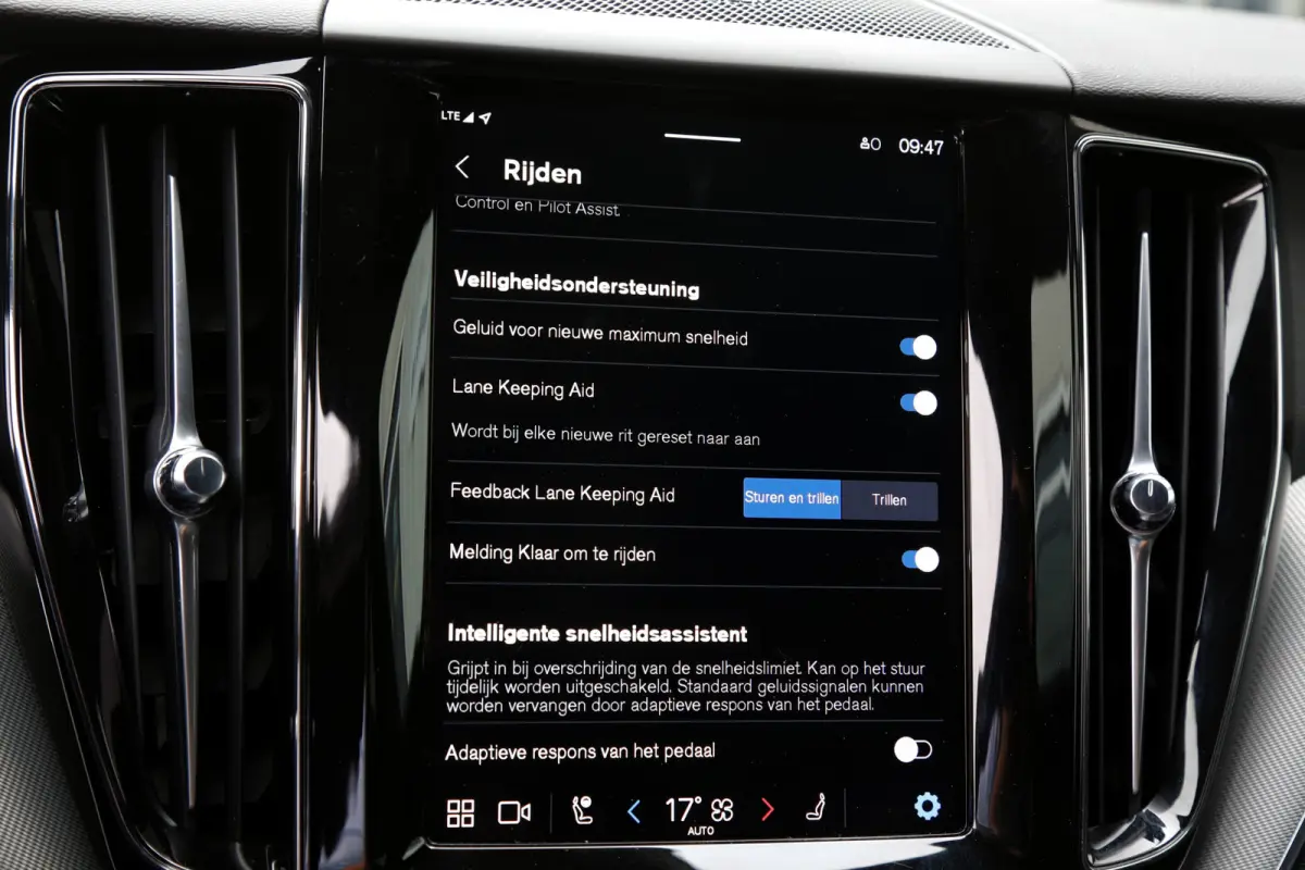 2.0 T6 Plug-in hybrid Long Range AWD Plus Black edition*Perfect Volvo Onderh.*Pano/Elek. Trekhaak/R-Design Stoelen/Stoelverw.V+A/Stuurverw./ACC/Pilot ass./360 Camera/Memorie/BLIS/Parkeersens