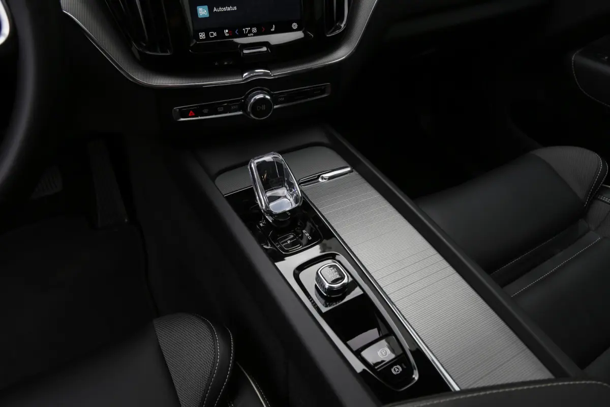 2.0 T6 Plug-in hybrid Long Range AWD Plus Black edition*Perfect Volvo Onderh.*Pano/Elek. Trekhaak/R-Design Stoelen/Stoelverw.V+A/Stuurverw./ACC/Pilot ass./360 Camera/Memorie/BLIS/Parkeersens
