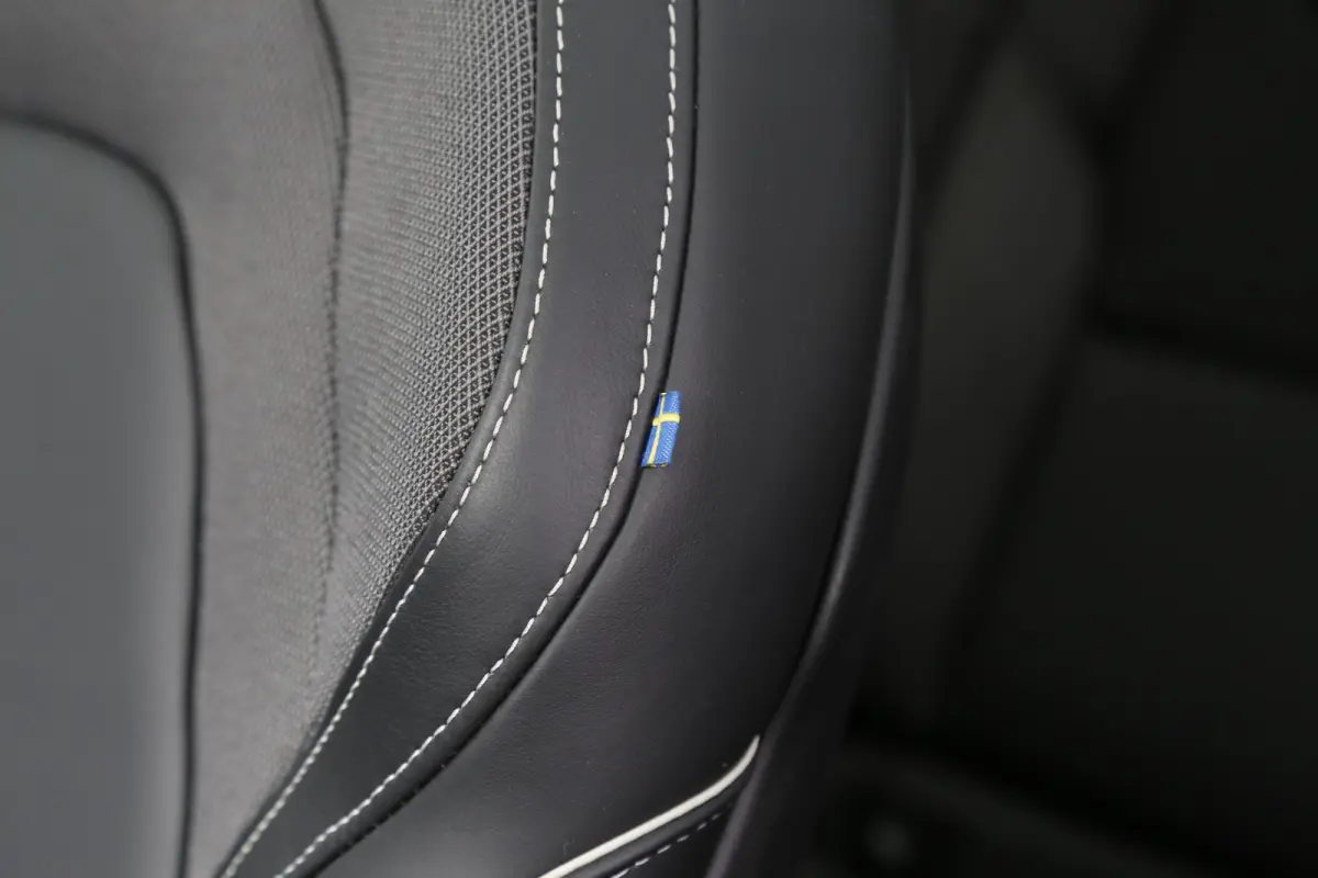 2.0 T6 Plug-in hybrid Long Range AWD Plus Black edition*Perfect Volvo Onderh.*Pano/Elek. Trekhaak/R-Design Stoelen/Stoelverw.V+A/Stuurverw./ACC/Pilot ass./360 Camera/Memorie/BLIS/Parkeersens