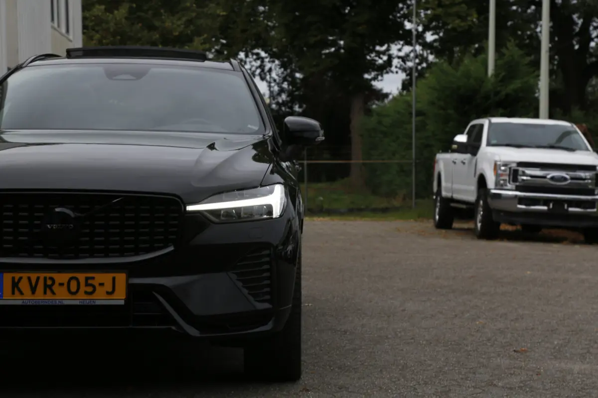 2.0 T6 Plug-in hybrid Long Range AWD Plus Black edition*Perfect Volvo Onderh.*Pano/Elek. Trekhaak/R-Design Stoelen/Stoelverw.V+A/Stuurverw./ACC/Pilot ass./360 Camera/Memorie/BLIS/Parkeersens