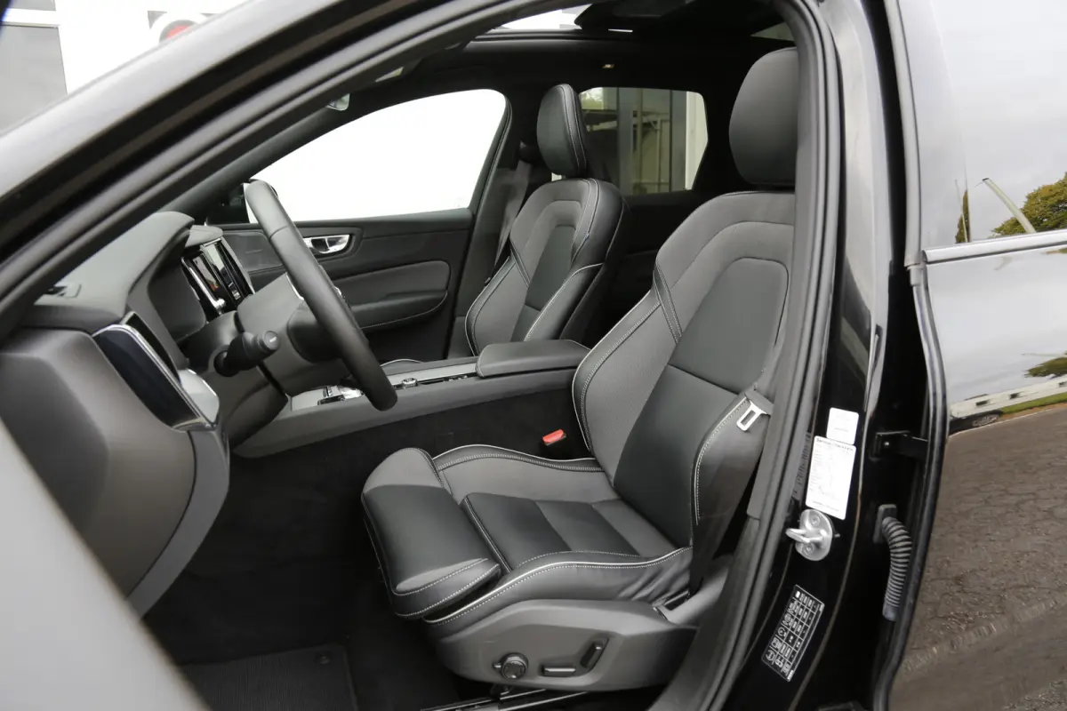 2.0 T6 Plug-in hybrid Long Range AWD Plus Black edition*Perfect Volvo Onderh.*Pano/Elek. Trekhaak/R-Design Stoelen/Stoelverw.V+A/Stuurverw./ACC/Pilot ass./360 Camera/Memorie/BLIS/Parkeersens