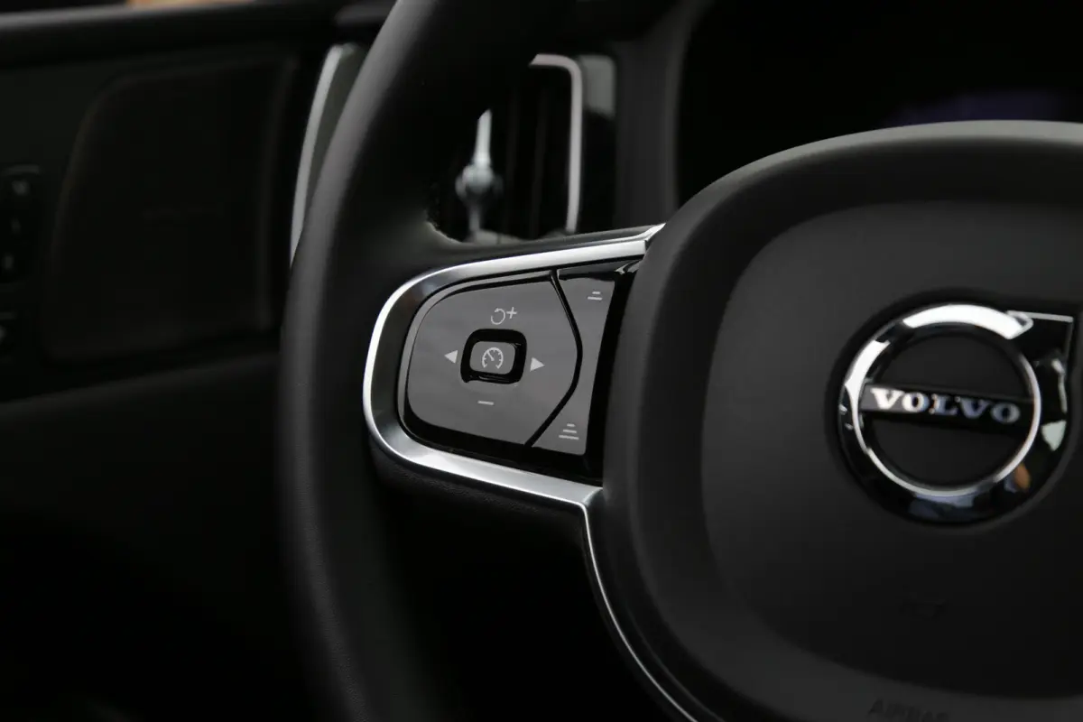 2.0 T6 Plug-in hybrid Long Range AWD Plus Black edition*Perfect Volvo Onderh.*Pano/Elek. Trekhaak/R-Design Stoelen/Stoelverw.V+A/Stuurverw./ACC/Pilot ass./360 Camera/Memorie/BLIS/Parkeersens