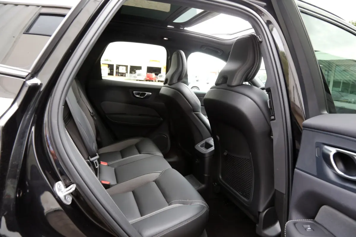 2.0 T6 Plug-in hybrid Long Range AWD Plus Black edition*Perfect Volvo Onderh.*Pano/Elek. Trekhaak/R-Design Stoelen/Stoelverw.V+A/Stuurverw./ACC/Pilot ass./360 Camera/Memorie/BLIS/Parkeersens