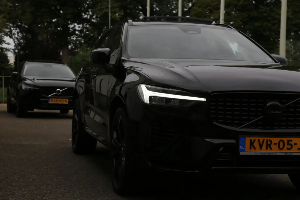 2.0 T6 Plug-in hybrid Long Range AWD Plus Black edition*Perfect Volvo Onderh.*Pano/Elek. Trekhaak/R-Design Stoelen/Stoelverw.V+A/Stuurverw./ACC/Pilot ass./360 Camera/Memorie/BLIS/Parkeersens