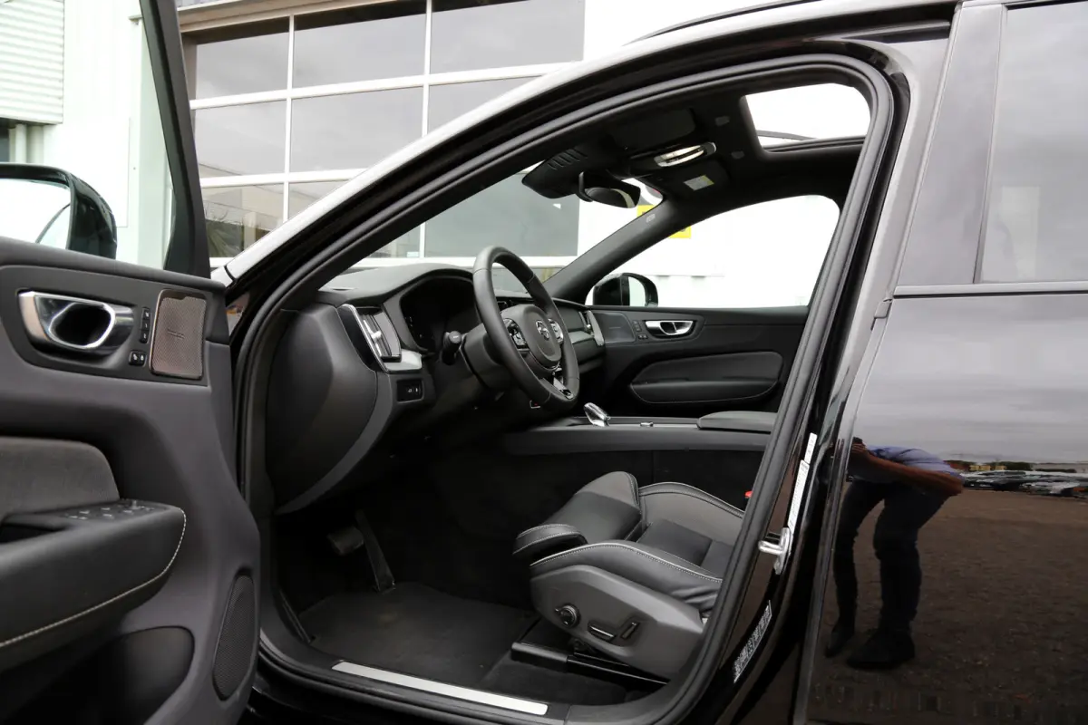 2.0 T6 Plug-in hybrid Long Range AWD Plus Black edition*Perfect Volvo Onderh.*Pano/Elek. Trekhaak/R-Design Stoelen/Stoelverw.V+A/Stuurverw./ACC/Pilot ass./360 Camera/Memorie/BLIS/Parkeersens