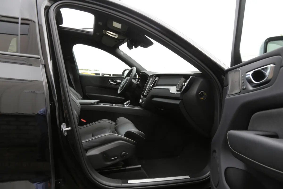 2.0 T6 Plug-in hybrid Long Range AWD Plus Black edition*Perfect Volvo Onderh.*Pano/Elek. Trekhaak/R-Design Stoelen/Stoelverw.V+A/Stuurverw./ACC/Pilot ass./360 Camera/Memorie/BLIS/Parkeersens
