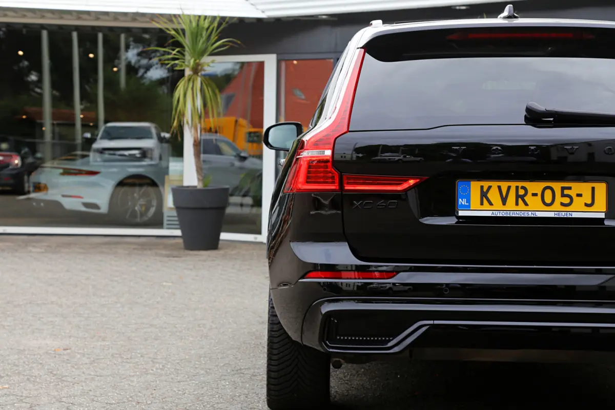 2.0 T6 Plug-in hybrid Long Range AWD Plus Black edition*Perfect Volvo Onderh.*Pano/Elek. Trekhaak/R-Design Stoelen/Stoelverw.V+A/Stuurverw./ACC/Pilot ass./360 Camera/Memorie/BLIS/Parkeersens
