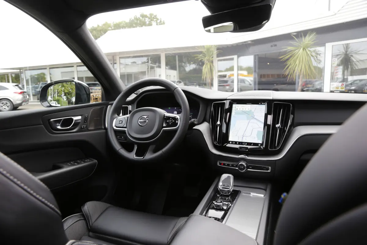 2.0 T6 Plug-in hybrid Long Range AWD Plus Black edition*Perfect Volvo Onderh.*Pano/Elek. Trekhaak/R-Design Stoelen/Stoelverw.V+A/Stuurverw./ACC/Pilot ass./360 Camera/Memorie/BLIS/Parkeersens