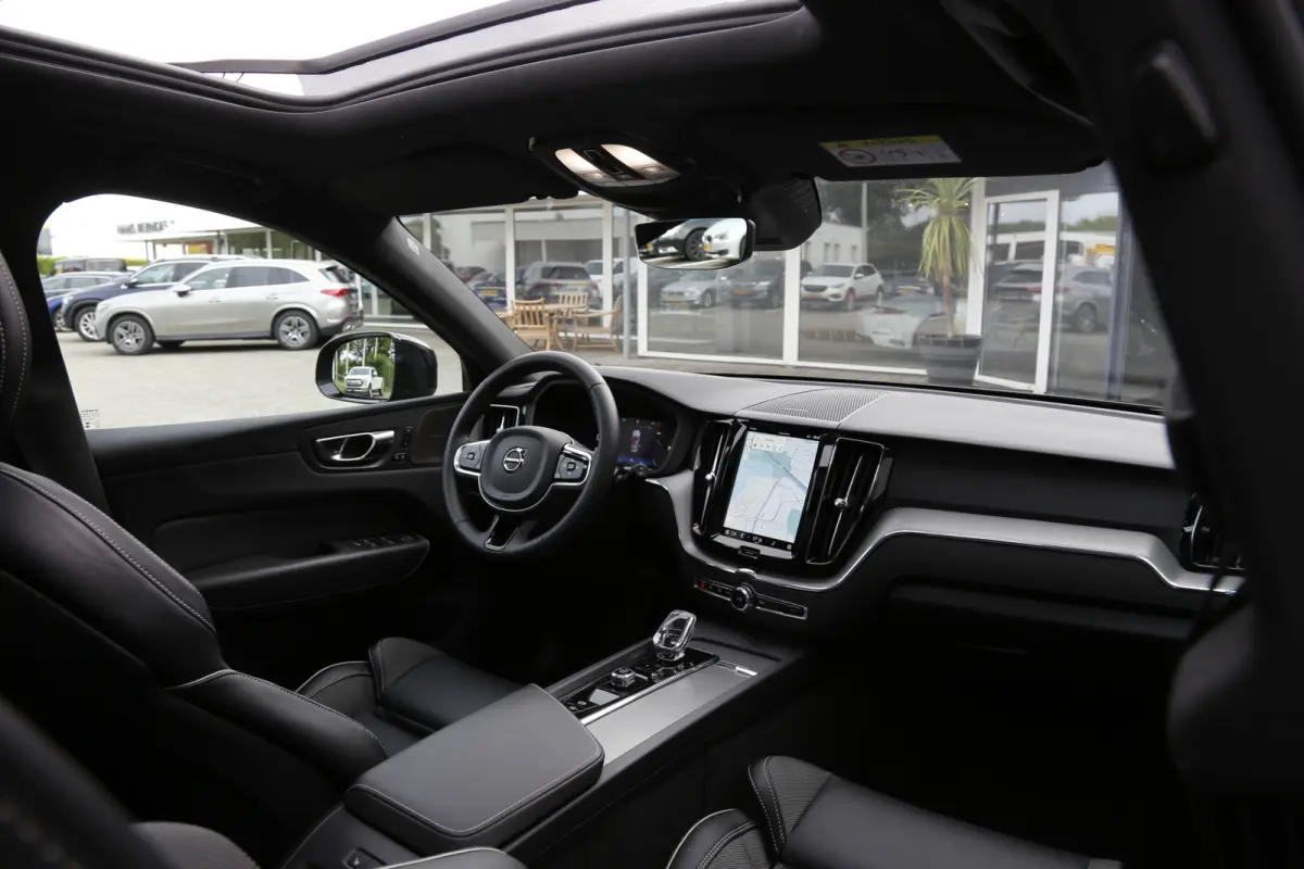 2.0 T6 Plug-in hybrid Long Range AWD Plus Black edition*Perfect Volvo Onderh.*Pano/Elek. Trekhaak/R-Design Stoelen/Stoelverw.V+A/Stuurverw./ACC/Pilot ass./360 Camera/Memorie/BLIS/Parkeersens