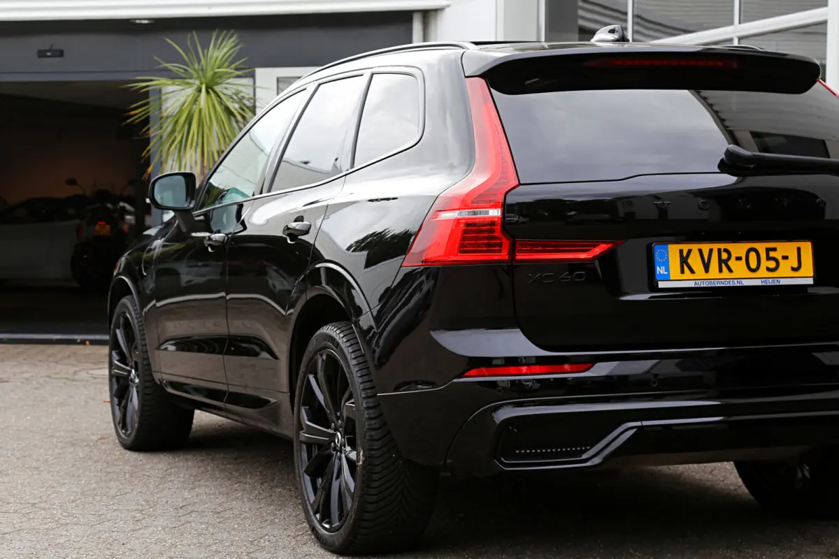 2.0 T6 Plug-in hybrid Long Range AWD Plus Black edition*Perfect Volvo Onderh.*Pano/Elek. Trekhaak/R-Design Stoelen/Stoelverw.V+A/Stuurverw./ACC/Pilot ass./360 Camera/Memorie/BLIS/Parkeersens