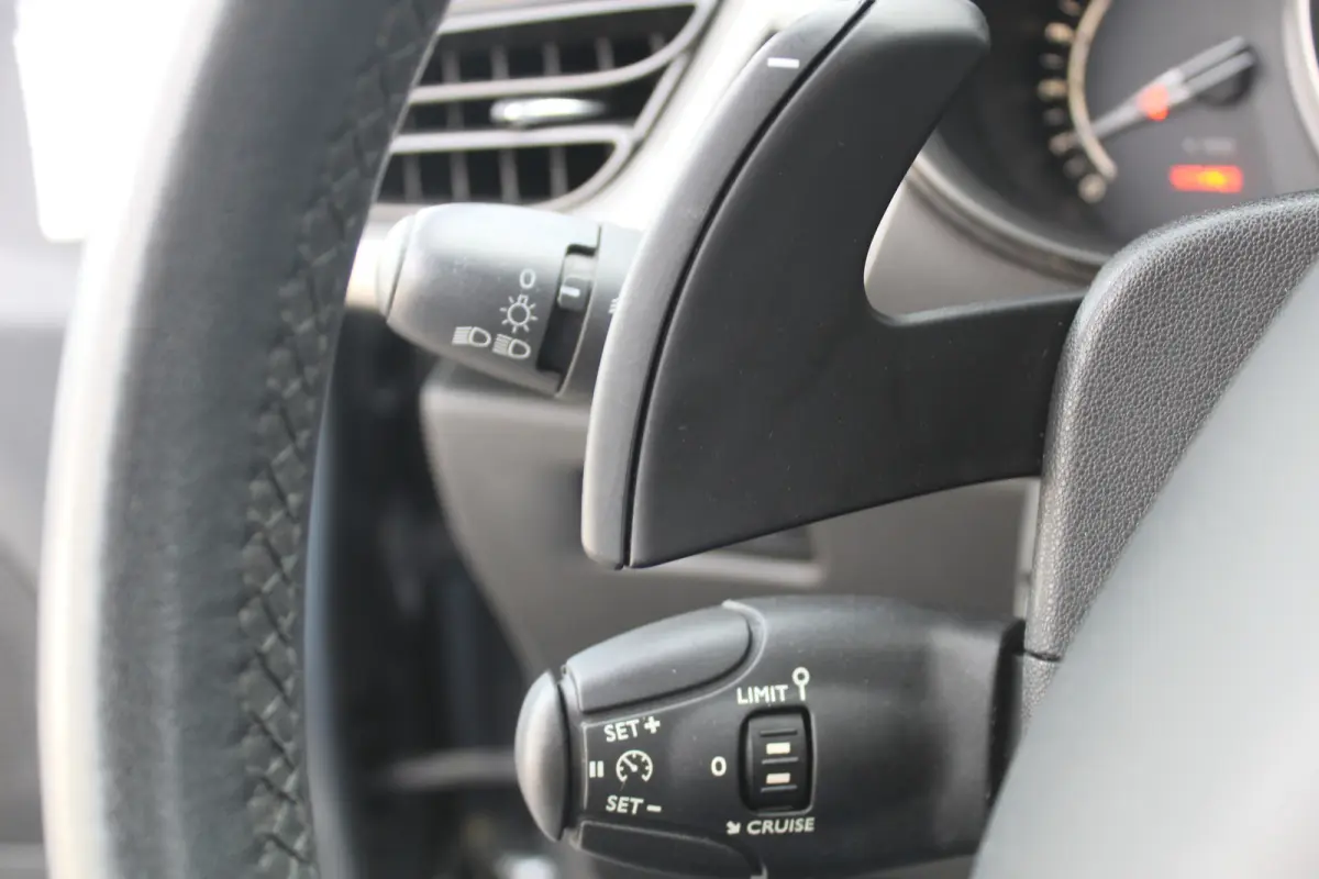 1.2 PureTech Feel Edition Cruise control l Airco l Chroom delen exterieur l Elektrische ramen voor