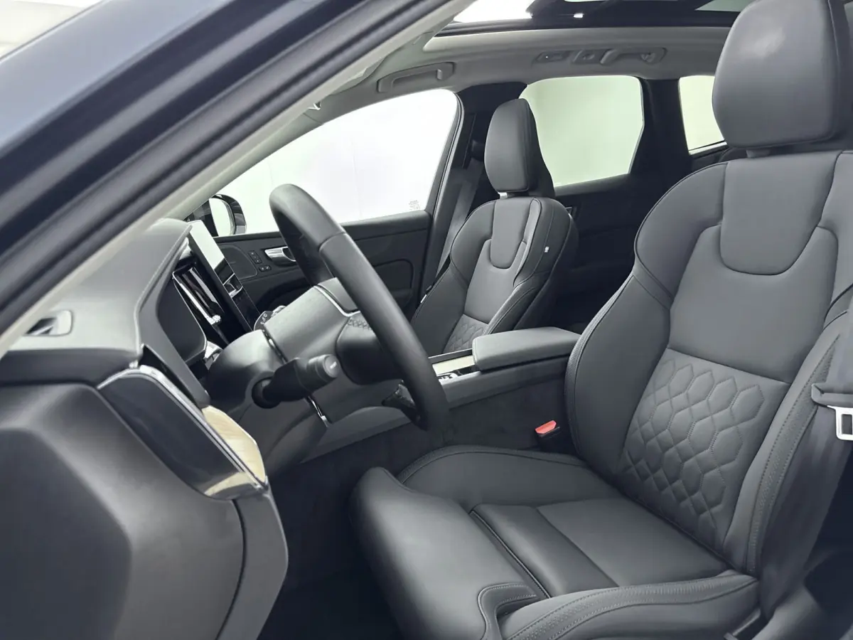 Facelift T6 Plug-in hybrid AWD Ultra Dark | Luchtvering | Trekhaak | Extra Getint Glas | PDC V+A en Camera | BLIS | Panoramadak | Keyless | Stoel + Stuurverwarming | 20inch LM