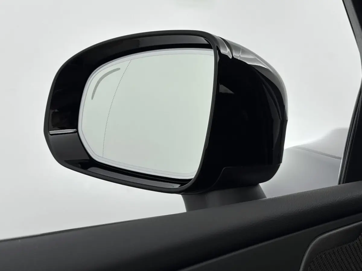 Facelift T6 Plug-in hybrid AWD Ultra Dark | Luchtvering | Trekhaak | Extra Getint Glas | PDC V+A en Camera | BLIS | Panoramadak | Keyless | Stoel + Stuurverwarming | 20inch LM