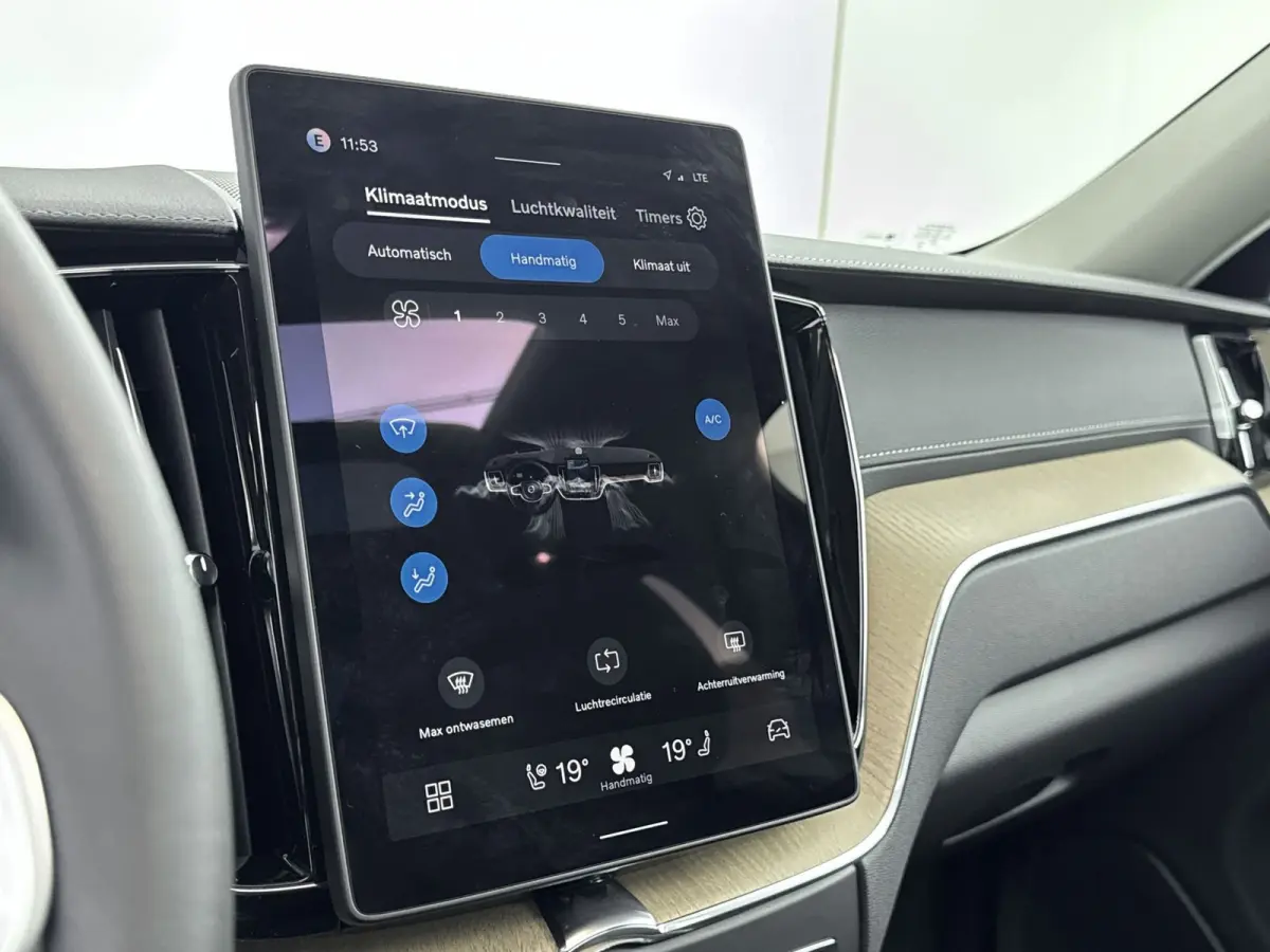 Facelift T6 Plug-in hybrid AWD Ultra Dark | Luchtvering | Trekhaak | Extra Getint Glas | PDC V+A en Camera | BLIS | Panoramadak | Keyless | Stoel + Stuurverwarming | 20inch LM