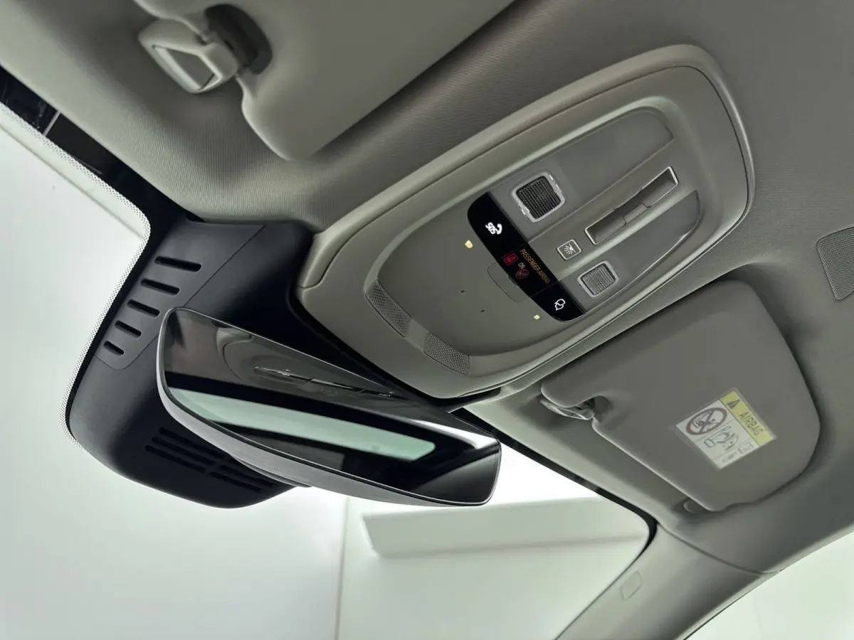 Facelift T6 Plug-in hybrid AWD Ultra Dark | Luchtvering | Trekhaak | Extra Getint Glas | PDC V+A en Camera | BLIS | Panoramadak | Keyless | Stoel + Stuurverwarming | 20inch LM