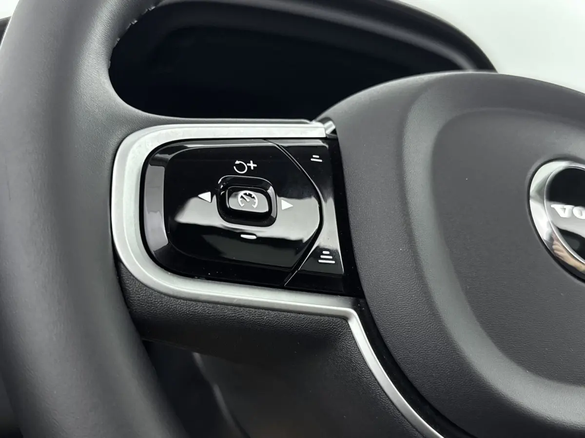 Facelift T6 Plug-in hybrid AWD Ultra Dark | Luchtvering | Trekhaak | Extra Getint Glas | PDC V+A en Camera | BLIS | Panoramadak | Keyless | Stoel + Stuurverwarming | 20inch LM