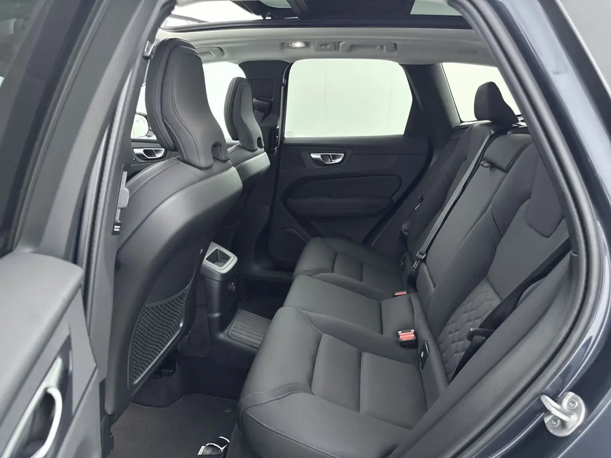 Facelift T6 Plug-in hybrid AWD Ultra Dark | Luchtvering | Trekhaak | Extra Getint Glas | PDC V+A en Camera | BLIS | Panoramadak | Keyless | Stoel + Stuurverwarming | 20inch LM