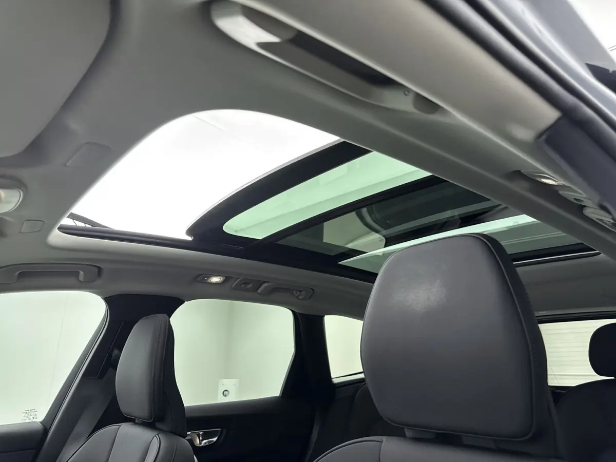 Facelift T6 Plug-in hybrid AWD Ultra Dark | Luchtvering | Trekhaak | Extra Getint Glas | PDC V+A en Camera | BLIS | Panoramadak | Keyless | Stoel + Stuurverwarming | 20inch LM