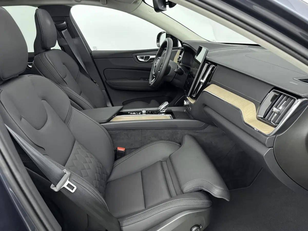 Facelift T6 Plug-in hybrid AWD Ultra Dark | Luchtvering | Trekhaak | Extra Getint Glas | PDC V+A en Camera | BLIS | Panoramadak | Keyless | Stoel + Stuurverwarming | 20inch LM